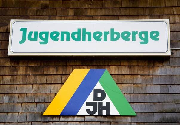  Jugendherberge - Schild über den Logo des Deutschen Jugendherbergswerks iblste00421691