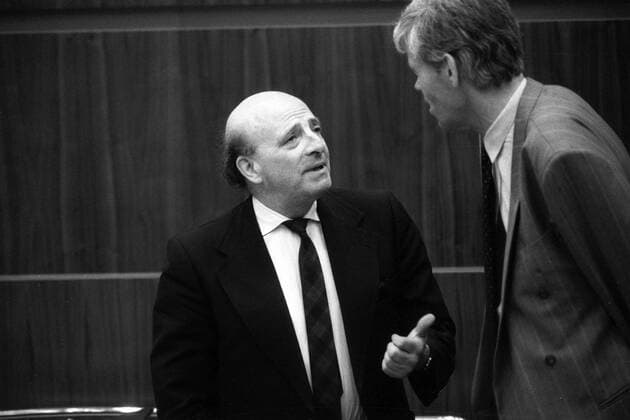 Wolfgang Ullmann (li., GDR Bündnis 90 Grüne) anlässlich der konstituierenden Sitzung der Volkskammer in Berlin Ost