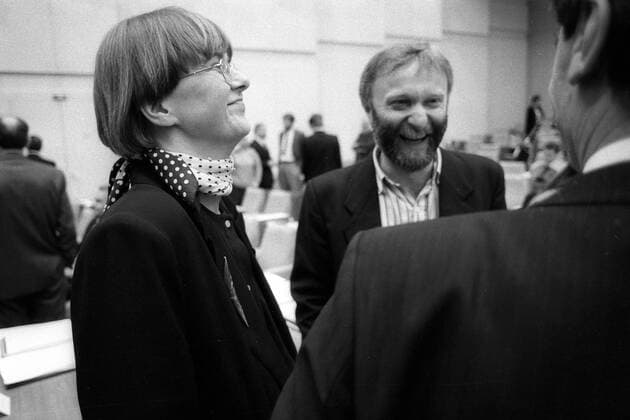 Marianne Birthler (li., GDR Fraktionssprecherin Bündnis 90 Grüne) und Werner Schulze (Mitte, GDR Bündnis90 Grüne) anlässlich der konstituierenden Sitzung der Volkskammer in Berlin Ost