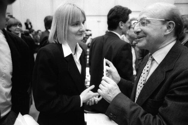 Vera Wollenberger (li., GDR Fraktionssprecherin Bündnis 90 Die Grünen) und Wolfgang Ullmann (re., GDR Bündnis 90 Grüne) anlässlich der konstituierenden Sitzung der Volkskammer in Berlin Ost