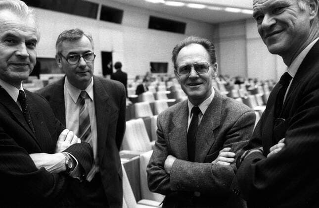 Volkskammerabgeordneter Hans Modrow (li., GDR PDS) und Volkskammerabgeordneter Täve Schur (2.v.re., GDR PDS) anlässlich der konstituierenden Sitzung der Volkskammer in Berlin Ost