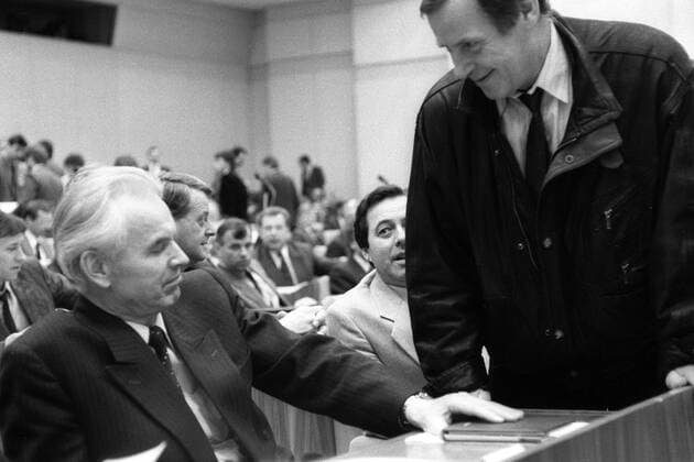 Volkskammerabgeordneter Hans Modrow (li., GDR PDS) und Lothar Bisky (GDR PDS Abgeordneter der Volkskammer) anlässlich der konstituierenden Sitzung der Volkskammer in Berlin Ost
