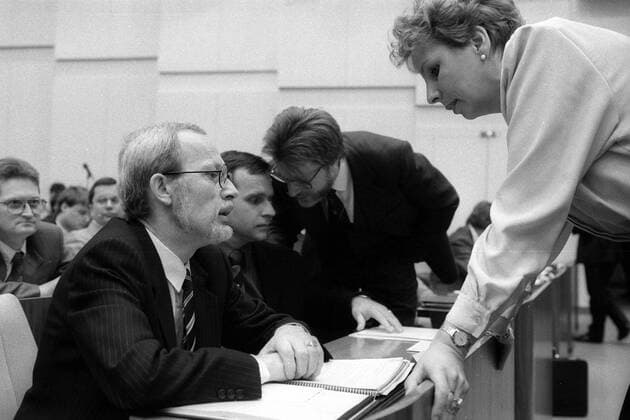 Volkskammerpräsidentin Sabine Bergmann-Pohl (re., GDR CDU) und Lothar de Maiziere (li., GDR CDU Designierter Ministerpräsident), dahinter Günter Krause (2.v.li.) und Martin Kirchner (CDU) anlässlich der konstituierenden Sitzung der Volkskammer in Berlin Ost