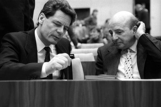 Wolfgang Ullmann (re., GDR Bündnis 90 Grüne) und Volkskammerabgeordneter Joachim Gauck (GDR Neues Forum) während der konstituierenden Sitzung der Volkskammer in Berlin Ost