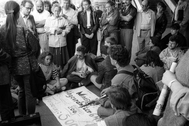 Konrad Weiß (2.v.li., GDR Bündnis 90 Grüne) anlässlich der Studentendemonstration für höhere Stipendien in Berlin Ost