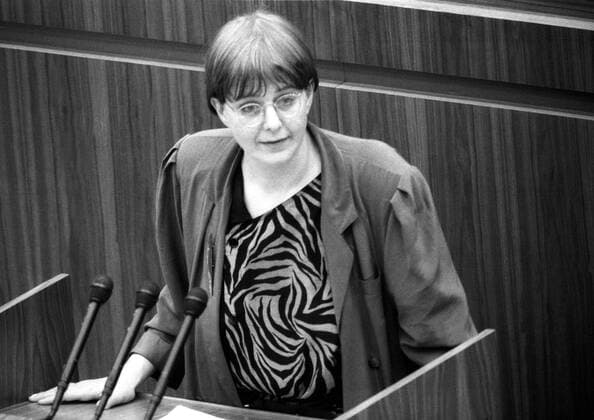 Marianne Birthler (GDR Fraktionssprecherin Bündnis 90 Grüne) während einer Volkskammersitzung in Berlin Ost