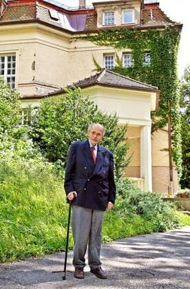 Otto von Habsburg (AUT) im Park seiner - Villa Austria - in Pöcking am Starnberger See