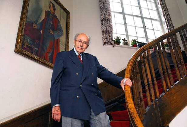 Otto von Habsburg (AUT) vor einem Bild seines Vaters, Kaiser Karl I., dem letzten Kaiser Österreichs, in seiner -Villa Austria - in Pöcking am Starnberger See