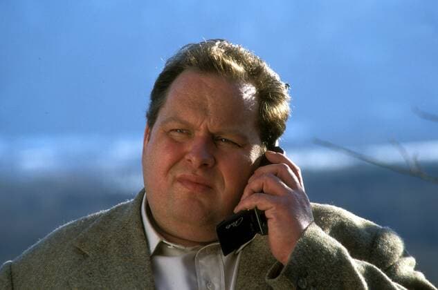 Schauspieler Ottfried Fischer (GER) telefoniert anlässlich eines Pressetermins zu den Dreharbeiten der Sat.1-Krimiserie - Der Bulle von Tölz - in Bad Tölz