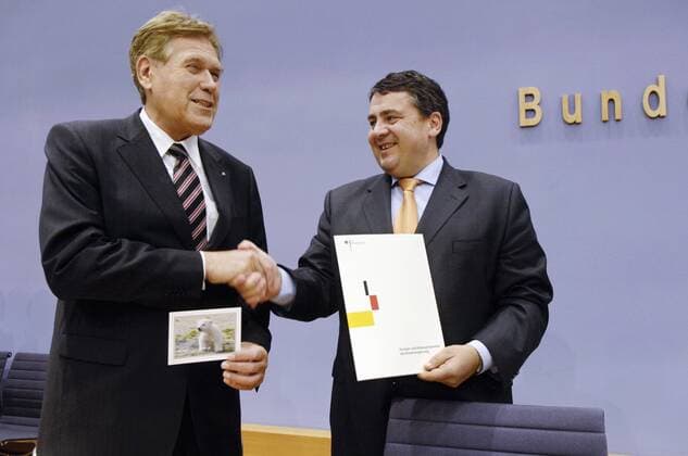 Bundesumweltminister Sigmar Gabriel (re., GER SPD) mit Bundeswirtschaftsminister Michael Glos (GER CSU) während einer Pressekonferenz zum Thema Energie- und Klimaprogramm der Bundesregierung in Berlin