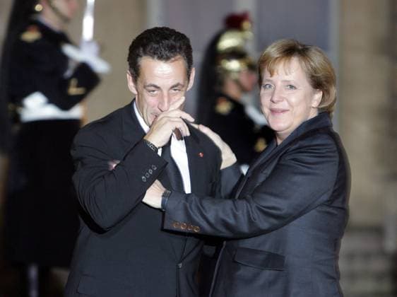 Bundeskanzlerin Angela Merkel (Deutschland CDU) umarmt Präsident Nicolas Sarkozy (Frankreich) anlässlich eines Besuchs in Paris -  (par20071206203)