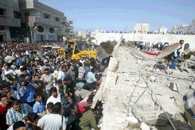Bulldozer bei der Ruine eines Hauses nach einem israelischen Luftangriff in Gaza-Stadt - Palästina  GAZ20030910151