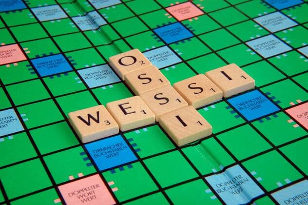 Ossi-Wessi - Schriftzug aus Scrabblesteinen