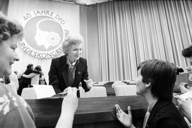 Margot Honecker (Mitte, Deutsche Demokratische Republik SED Ministerin für Volksbildung) anlässlich des XII. Bundeskongresses des Demokratischen Frauenbundes Deutschlands in Berlin Ost