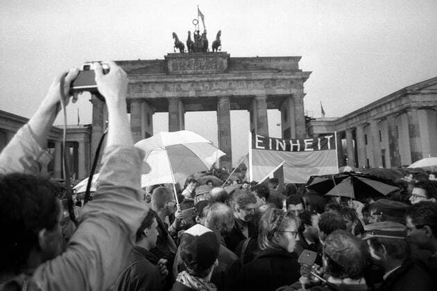 Menschenmassen während einer Demonstration vor dem Brandenburger Tor in Berlin Ost