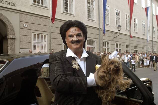 Modedesigner Rudolph Moshammer mit Hündin Daisy