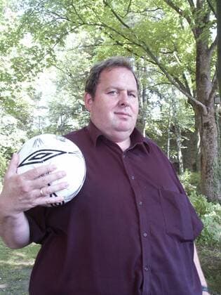 Schauspieler Ottfried Fischer mit einem Fußball