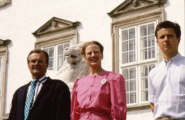 Kronprinz Frederik (re.) anlässlich seines 18. Geburtstags mit seiner Mutter Königin Margrethe II. und seinem Vater Prinz Henrik vor Schloß Fredensborg in Dänemark 