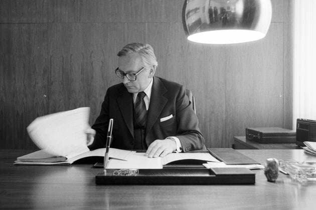 Günter Gaus (Deutschland SPD Erster Leiter der Ständigen Vertretung der Bundesrepublik Deutschland in der DDR) in seinem Arbeitszimmer in Berlin Ost