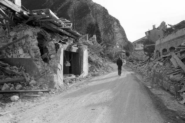 Anwohner vor zerstörten Häusern nach dem verheerenden Erdbeben im Friaul, Italien