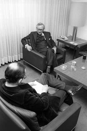 Günter Gaus (hinten, Deutschland SPD Erster Leiter Ständige Vertretung der Bundesrepublik Deutschland in der DDR) und Journalist Mainhardt Graf von Nayhauß-Cormons während eines Interviews in der Ständigen Vertretung der BRD in Berlin Ost