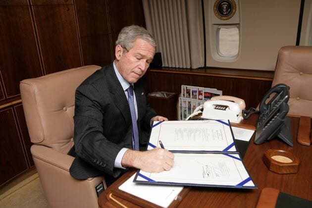Präsident George W. Bush (USA) unterzeichnet die Gesetzesvorlage H.R. 2764 des 110. Kongresses der USA, das Gesetz für das Außenministerium, ausländische Operationen und zugehörigen Programme 2008 in Washington DC -  (sxpwax20071226701)