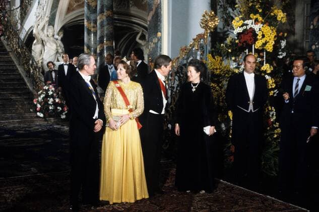 V.l.n.r.: Bundespräsident Karl Carstens (Deutschland CDU) zusammen mit Königin Beatrix der Niederlande, ihrem Ehemann Prinz Claus (beide Niederlande) und seiner Frau Veronica vor der Prunktreppe von Schloss Augustusburg anlässlich eines Empfangs der Niederländischen Königin im Gästehaus der Bundesregierung in Brühl