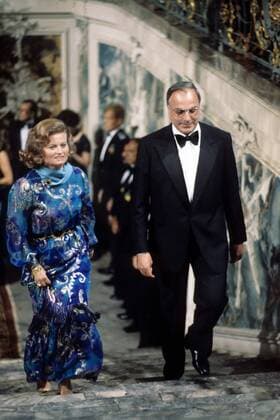 Helmut Kohl (Deutschland CDU Fraktionsvorsitzender der CDU CSU-Fraktion im Bundestag) mit Ehefrau Hannelore auf der Prunktreppe von Schloss Augustusburg anlässlich eines Empfangs des U.S.-Amerikanischen Präsidenten Jimmy Carter (USA) im Gästehaus der Bundesregierung in Brühl