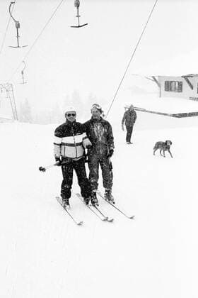 Wolfgang Schäuble (re., Deutschland CDU Chef des Bundeskanzleramtes und Bundesminister für besondere Aufgaben) neben Journalist Maynhardt Graf von Nayhauß-Cormons auf dem Lift während des Winterurlaubs in Lech am Arlberg