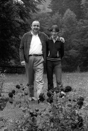 Bundesaußenminister Hans-Dietrich Genscher (Deutschland FDP) neben seiner Tochter Martina während eines Spaziergangs im Garten seines Wohnhauses in Bonn