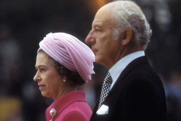 Queen Elisabeth II. (England) während eines Staatsbesuchs in Deutschland zusammen mit Bundespräsident Walter Scheel (Deutschland FDP)