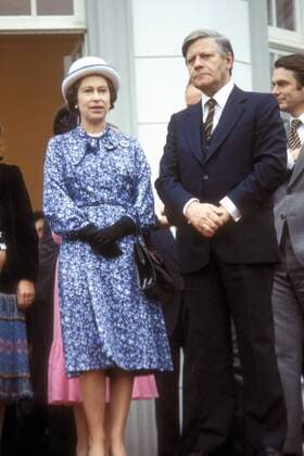 Queen Elisabeth II. (England) während eines Staatsbesuchs in Deutschland zusammen mit Bundeskanzler Helmut Schmidt (Deutschland SPD)