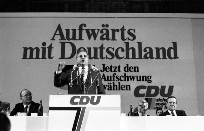 Bundeskanzler Helmut Kohl (Deutschland CDU) spricht während des Bundesparteitages der CDU in Köln