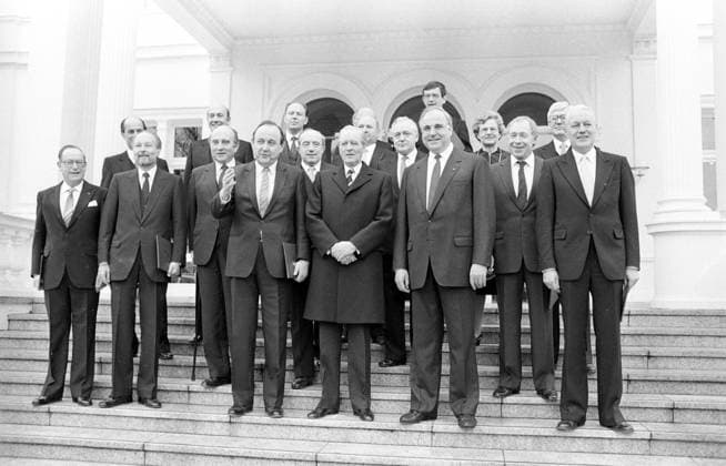 Kabinett Kohl II (alle Deutschland) - V.l.n.r.: Bundesinnenminister Friedrich Zimmermann (CDU), Heinrich Windelen (CDU Bundesminister für innerdeutsche Beziehungen), Bundesjustizminister Hans A. Engelhardt (FDP), Bundeswirtschaftsminister Otto Graf Lambsdorff (FDP), Bundesaußenminister Hans-Dietrich Genscher (FDP), Jürgen Warnke (CSU Bundesminister für Wirtschaftliche Zusammenarbeit) Verkehrsminister Werner Dollinger (CSU), Bundespräsident Karl Carstens (CDU), Landwirtschaftsminister Ignaz Kiechle (CSU), Bundesbauminister Oscar Schneider (CSU), Bundeskanzler Helmut Kohl (CDU), Bundesbildungsministerin Dorothee Wilms (CDU), Gesundheitsminister Heiner Geißler (CDU), Bundespostminister Christian Schwarz-Schilling (CDU) und Bundesfinanzminister Gerhard Stoltenberg (CDU)