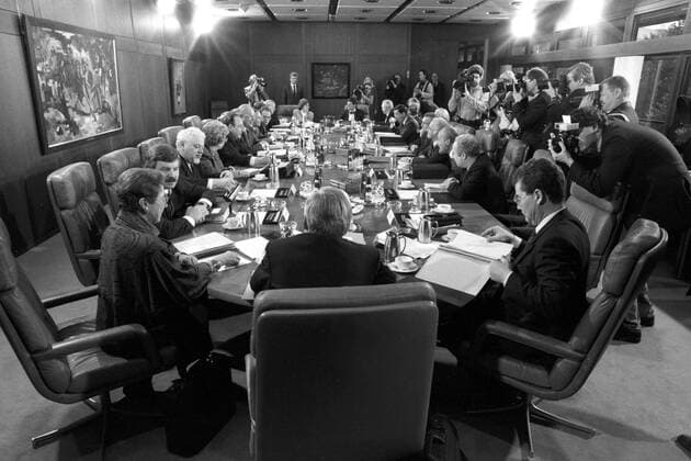 Kabinett von Bundeskanzler Helmut Kohl (Deutschland CDU) in Bonn - darunter: Ursula Lehr (Vorne li., Deutschland CDU Bundesministerin für Jugend, Familie, Frauen und Gesundheit), Bundesbildungsminister Jürgen W. Möllemann (2.Reihe li., Deutschland FDP), Bundespostminister Dr. Christian Schwarz-Schilling (Vorne, Deutschland CDU)