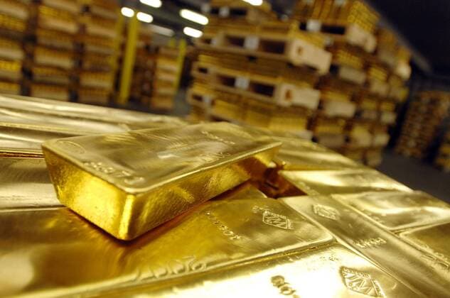 Goldbarren im Tresor eines Bankhauses - 