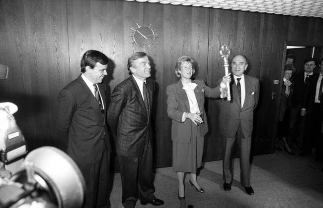 Bundeswirtschaftsminister Helmut Haussmann (2.v.li., Deutschland FDP), Cornelia Schmalz-Jacobsen (2.v.re., Deutschland FDP Senatorin für Jugend und Familie Berlin) und Otto Graf Lambsdorff (re., Deutschland FPD Bundesvorsitzender) während einer symbolischen Schlüsselübergabe