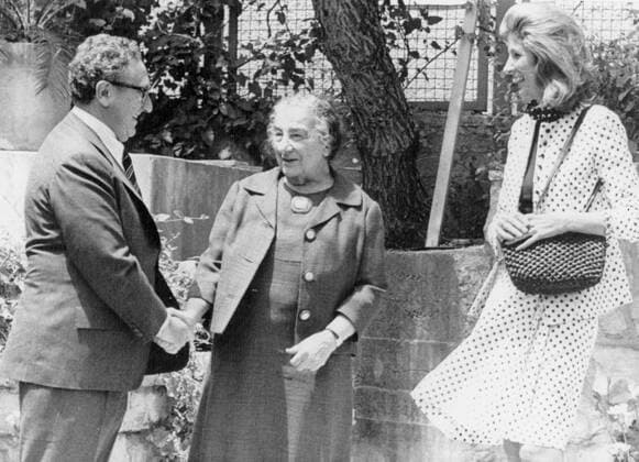 Außenminister Henry Kissinger (USA) mit Premierministerin Golda Meir (Mitte, Israel) und Ehefrau Nancy in Jerusalem -  (ARKHAK19740502032)