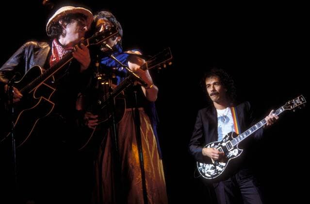 Sänger Bob Dylan (li.), Joan Baez und Carlos Santana während eines gemeinsamen Konzerts im Olympiastadion in München