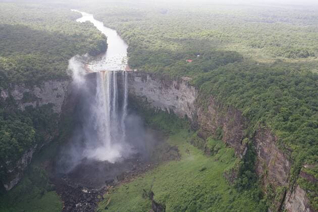 Wasserfall im Nationalpark Potaro in Guyana (iblheh00611981) !ACHTUNG LUFTAUFNAHME 100% HONORARAUFSCHLAG!