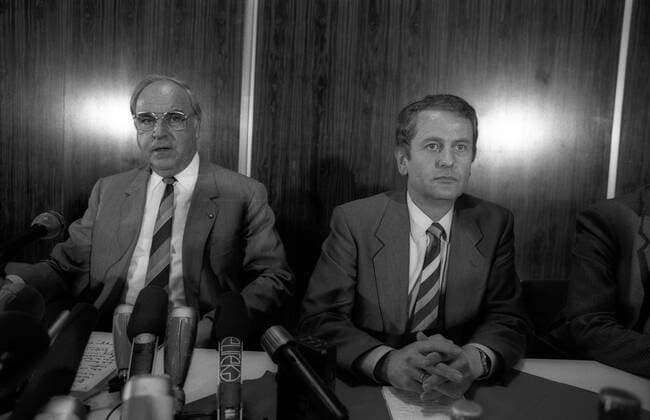 Uwe Barschel (re., Deutschland CDU Ministerpräsident Schleswig Holstein) und Bundeskanzler Helmut Kohl (Deutschland CDU) während einer Pressekonferenz in Bonn
