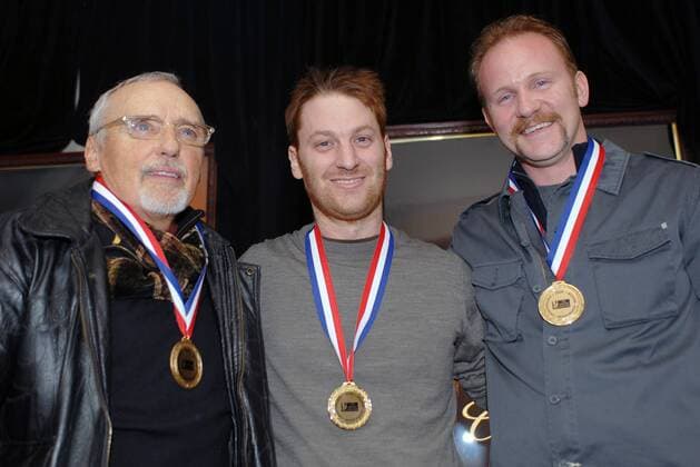 Schauspieler Dennis Hopper, Filmregisseur Rob Meyer (Regisseur und Drehbuchautor von Aquarium) und Regisseur Morgan Spurlock (re., Where in the World Is Osama bin Laden) präsentieren ihre Medaillen während des - Creative Coalition s Moviemaker Mentors Panel - zum Sundance Film Festival in Park City -  - PCU20080121752
