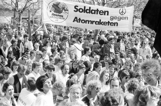 Soldaten nehmen an einer Demonstration gegen die Stationierung von Pershing-II-Raketen in Mutlangen teil