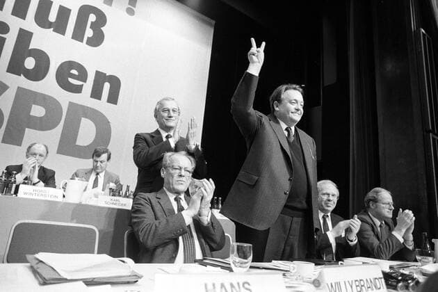 Willy Brandt (vorn li., Deutschland SPD Bundesvorsitzender), Hans Krollmann (2.v.li., Deutschland SPD Landesvorsitzender Hessen) und Holger Börner (Mitte, Deutschland SPD Ministerpräsident Hessen) während einer SPD Wahlkampfveranstaltung anlässlich der bevorstehenden Landtagswahlen in Hessen
