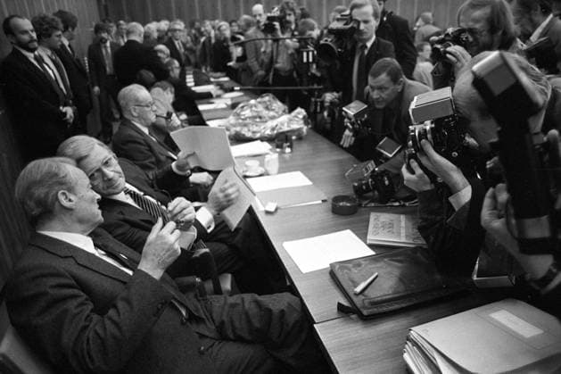 Willy Brandt (li., Deutschland SPD Bundesvorsitzender) und Helmut Schmidt (2.v.li., Deutschland SPD) im Medieninteresse