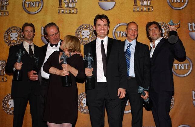 Schauspieler v.l.n.r.: Garret Dillahunt, Tommy Lee Jones, Tess Harper, Josh Brolin, Woody Harrelson und Javier Bardem als Preisträger anlässlich der 14. Annual Screen Actors Guild Awards in Los Angeles