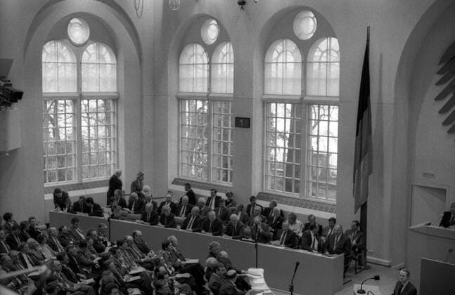 V.r.n.l. vorn: Bundeskanzler Helmut Kohl (Deutschland CDU), Außenminister Hans-Dietrich Genscher (Deutschland FDP), Bundeswirtschaftsminister Martin Bangemann (Deutschland FDP) und Bundesinnenminister Friedrich Zimmermann (Deutschland CDU) während einer Tagung des Bundestages in Bonn