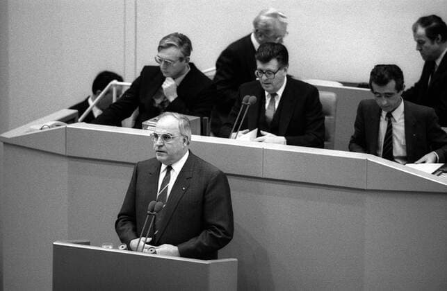 Bundeskanzler Helmut Kohl (vorn, Deutschland CDU) während seiner Regierungserklärung im Bundestag in Bonn