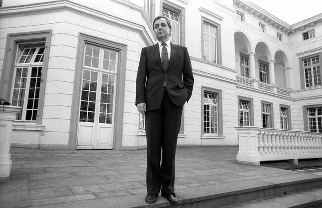 Bundesumweltminister Klaus Töpfer (Deutschland CDU) vor dem Palais Schaumburg in Bonn