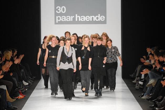 Team von Designern und Visagisten von - 30paarhaende - anlässlich der Mercedes-Benz Fashion Week in Berlin